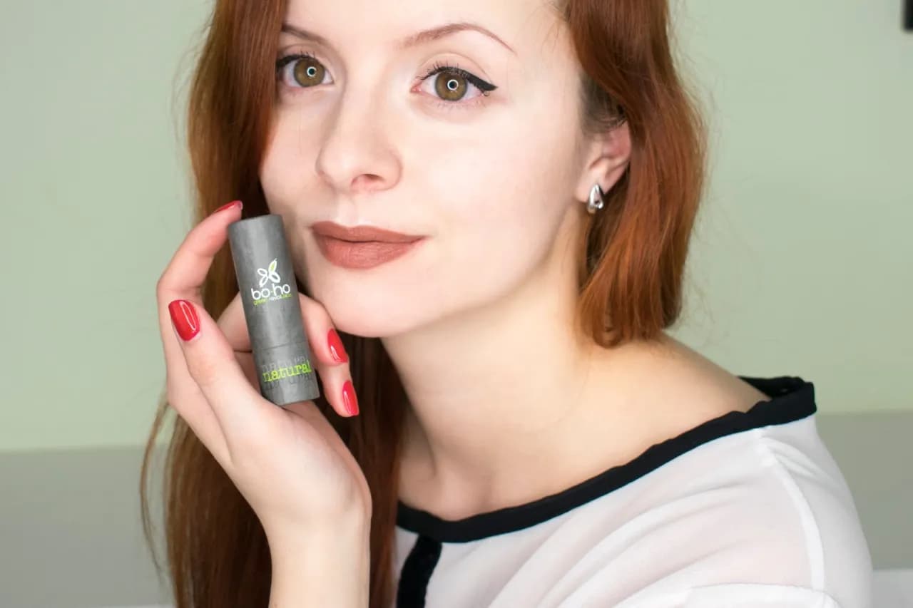 Jak skutecznie i bezpiecznie zmyć szminkę z ust bez podrażnień Jak skutecznie i bezpiecznie zmyć szminkę z ust bez podrażnień