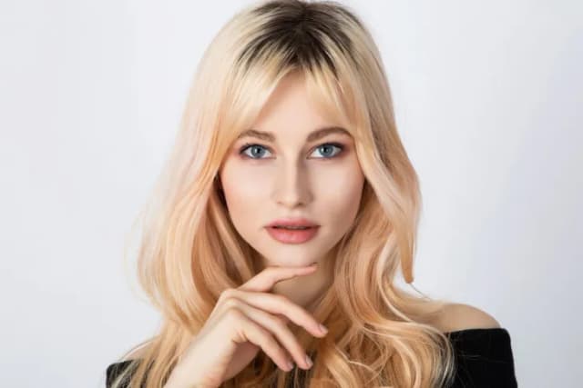 Jak farbować odrosty na blond bez efektu pasiaków – skuteczne metody i porady Jak farbować odrosty na blond bez efektu pasiaków – skuteczne metody i porady