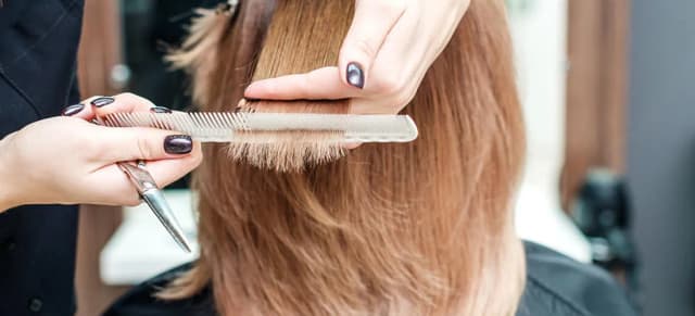 Ile kosztują odrosty u fryzjera? Sprawdź, jak uniknąć przepłacania! Ile kosztują odrosty u fryzjera? Sprawdź, jak uniknąć przepłacania!