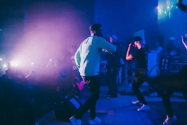 Jak się ubrać na koncert hip-hopowy i nie popełnić modowej wpadki Jak się ubrać na koncert hip-hopowy i nie popełnić modowej wpadki