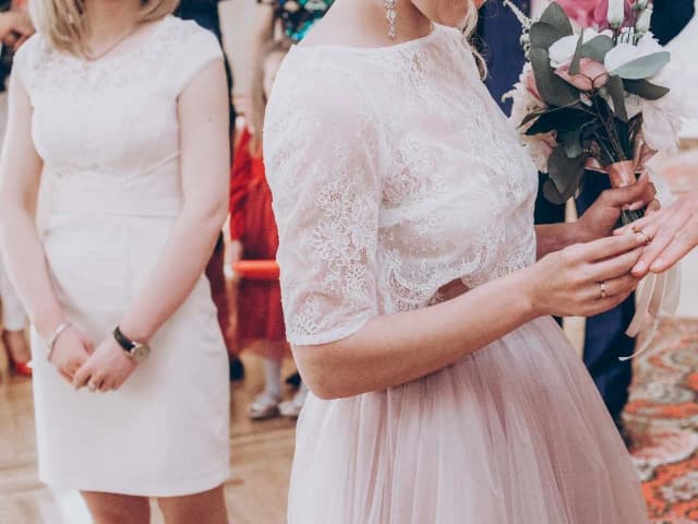 Jak się ubrać na ślub cywilny jako gość? Modne i eleganckie stylizacje dla kobiet Jak się ubrać na ślub cywilny jako gość? Modne i eleganckie stylizacje dla kobiet