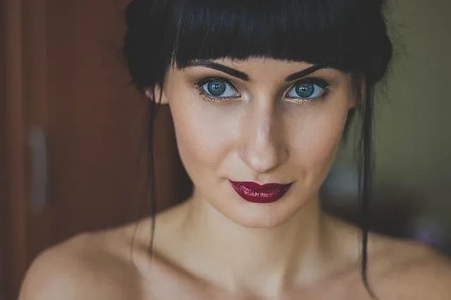 Jak zapobiec rozmazywaniu szminki? Proste triki na trwały makijaż ust Jak zapobiec rozmazywaniu szminki? Proste triki na trwały makijaż ust