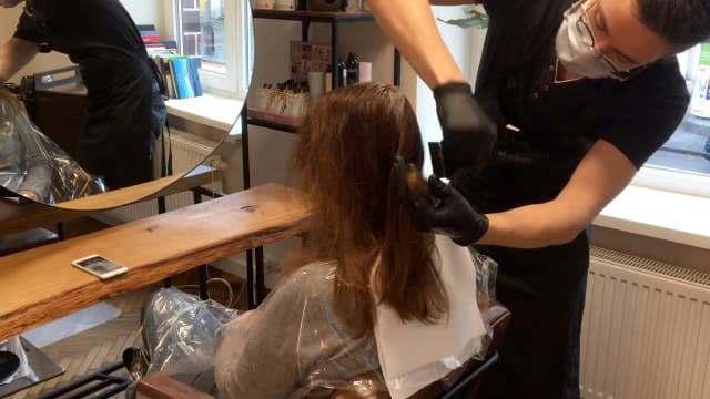 Jak samemu zafarbować odrosty bez błędów – prosty poradnik krok po kroku Jak samemu zafarbować odrosty bez błędów – prosty poradnik krok po kroku