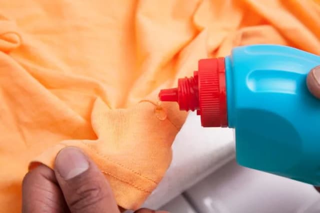 Jak skutecznie wywabić żywicę z ubrań bez uszkodzenia tkanin – sprawdzone metody Jak skutecznie wywabić żywicę z ubrań bez uszkodzenia tkanin – sprawdzone metody